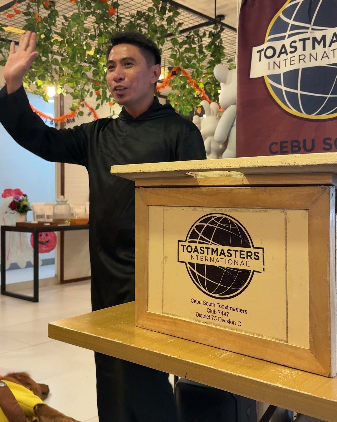 Jose Wilson Geolin, Jr. speaking at the lectern in a black robe